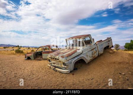 Relitti abbandonati in Solitaire situato nel deserto del Namib della Namibia Foto Stock