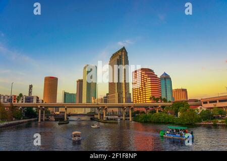 Skyline di Tampa al tramonto con barche turistiche a Hillsborough fiume Foto Stock