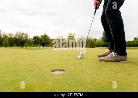 Primo piano di gambe di un giovane uomo che gioca a golf Foto Stock