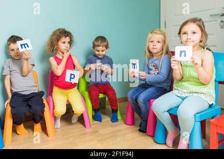 Imparare la lingua straniera può essere divertente ed emozionante Foto Stock