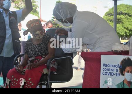 Maputo, Maputo. 8 Marzo 2021. Un residente locale riceve un vaccino cinese contro il COVID-19 durante la cerimonia di lancio della campagna di vaccinazione presso il Maputo Central Hospital di Maputo, in Mozambico, l'8 marzo 2021. Lunedì il Mozambico ha lanciato la campagna di vaccinazione contro COVID-19 nell'Ospedale Centrale di Maputo, con il Ministro della Sanità del paese Armindo Tiago che è il primo a prendere il vaccino fornito dalla Cina, dando un inizio prioritario al processo per gli operatori sanitari. Credit: Israel Zefanias/Xinhua/Alamy Live News Foto Stock