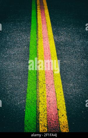 La linea nell'asfalto di un piano aeroportuale Foto Stock