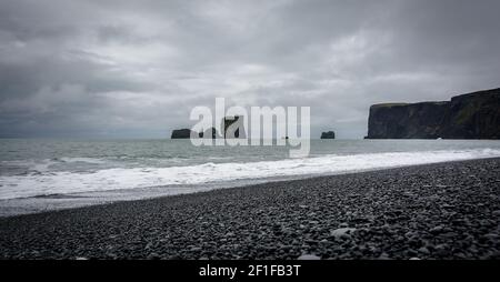 Le tempeste sulla spiaggia Kirkjufjara. Costa sud dell'Islanda, l'Europa. Foto Stock