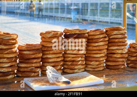Popolare turco simits bagel. Cibo di strada in Turchia. Cibo nazionale. Foto Stock
