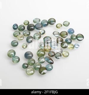 Zaffiri assortiti di cabochon (corindone), non tagliati. Foto Stock