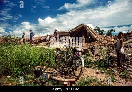 Edifici danneggiati durante l'invasione cinese del Vietnam del Nord, probabilmente a Lang Son l'anno precedente, il 1980 giugno Foto Stock