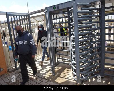 Lamed Hei Checkpoint, Palestina, 8 marzo 2021. I lavoratori palestinesi arrivano a ricevere la prima dose del vaccino moderna COVID-19 al Lamed Hei Checkpoint tra Gush Etzion e Beit Shemesh, lunedì 8 marzo 2021. Israele ha avviato una campagna di due settimane per vaccinare circa 100,000 lavoratori palestinesi della Cisgiordania che detengono permessi per lavorare in Israele e negli insediamenti ebraici. Photo by Debbie Hill/UPI Credi Credit: UPI/Alamy Live News Foto Stock