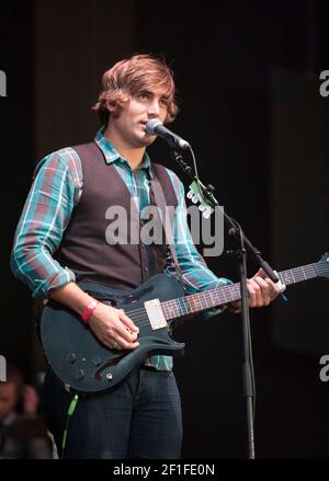 Cantautrice inglese di Singer, Charlie Simpson, ex Busted e Fightstar, si esibisce al Greenbelt Festival, Regno Unito nel 2012 Foto Stock