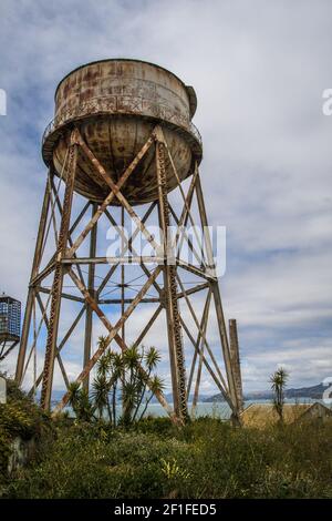 Serbatoio dell'acqua arrugginito ad Alcatraz, San Francisco. Foto Stock