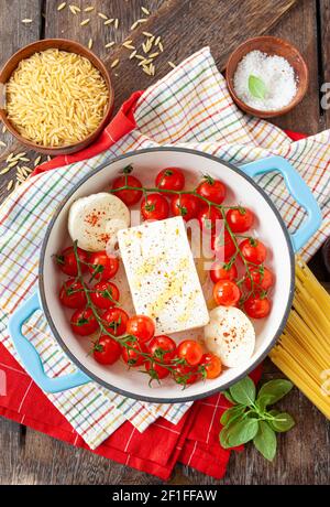 Formaggio feta con pomodori freschi di vite e aglio Foto Stock