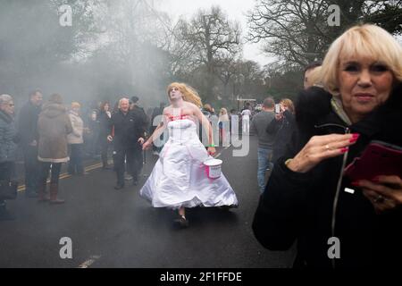 Un concorrente vestito da sposa di Zombie partecipa all'annuale gara di PRAM del giorno della boxe di Windlesham. L'evento benefico iniziato oltre 40 anni fa vede i corridori completare un percorso di 3.5 miglia attraverso il villaggio di Windlesham in Surrey fermandosi presso i pub locali lungo il tragitto. Il credito fotografico dovrebbe essere: Katie Collins/EMPICS/Alamy Foto Stock