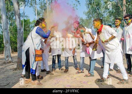 festa di holi al viswabharati shantiniketan ovest bengala india Foto Stock