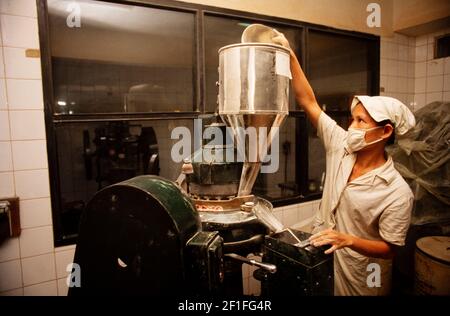 Macchina per la produzione di farmaci a base di erbe, ho Chi Minh City, Vietnam, giugno 1980 Foto Stock