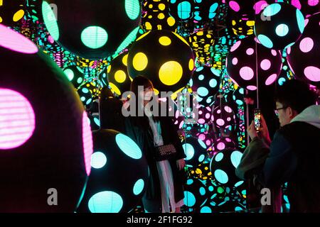 Una donna si pone per una foto nella stanza Infinity Mirrored creata da Yayoi Kusama e esposta alla galleria Victoria Miro di Londra. Il credito fotografico dovrebbe essere: Katie Collins/EMPICS/Alamy Foto Stock