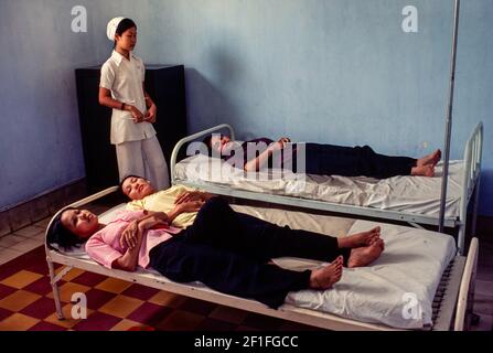 Le donne si rilassano dopo aver montato un IUD alla Clinica di controllo delle nascite, ho Chi Minh City, Vietnam, Giugno 1980 Foto Stock