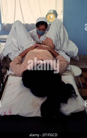 Una donna che ha un IUD montato alla clinica di controllo delle nascite, ho Chi Minh City, Vietnam, giugno 1980 Foto Stock