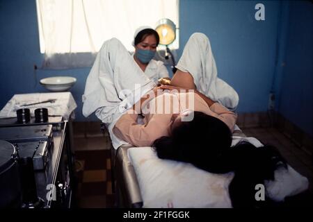 Una donna che ha un IUD montato alla clinica di controllo delle nascite, ho Chi Minh City, Vietnam, giugno 1980 Foto Stock