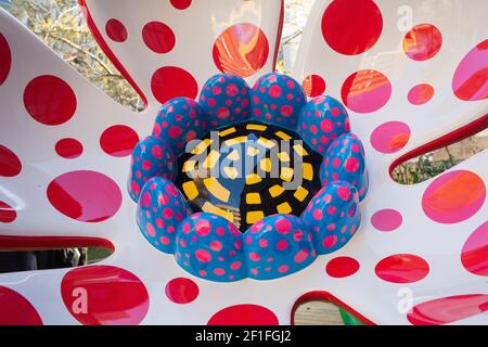 Un primo piano di uno dei pezzi della mostra 'Fiori che parlano tutto del Mio cuore dato al cielo' creato da Yayoi Kusama e in mostra alla galleria Victoria Miro a Londra. Il credito fotografico dovrebbe essere: Katie Collins/EMPICS/Alamy Foto Stock