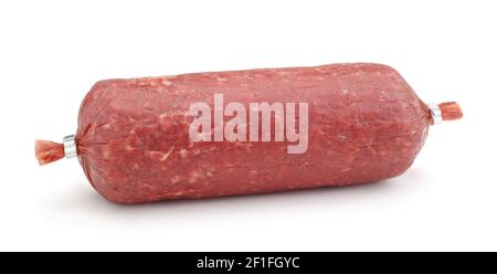 Un salame affumicato intero isolato su bianco. Foto Stock