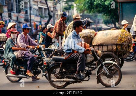 Le motociclette dominano il traffico intenso nella città centrale di ho Chi Minh, ottobre 1995 Foto Stock