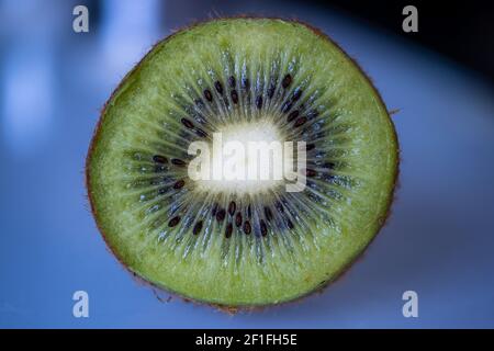 Vista ravvicinata di una fetta di kiwi Foto Stock