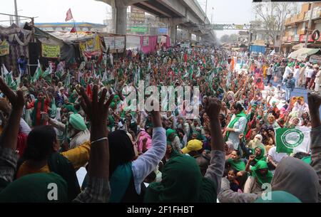 Le donne indiane contadine di Haryana e Punjab hanno visto seduti sul lato della strada mentre gridavano slogan anti-governativi ai siti di protesta, il confine di Tikri (confine di Delhi-Haryana) Durante la protesta continua contro i Centri nuove leggi agricole. Migliaia di donne contadine e familiari di agricoltori si sono riuniti ai confini di Delhi durante la Giornata internazionale delle donne. Foto Stock