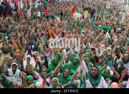 Le donne indiane contadine di Haryana e Punjab hanno visto seduti sul lato della strada mentre gridavano slogan anti-governativi ai siti di protesta, il confine di Tikri (confine di Delhi-Haryana) Durante la protesta continua contro i Centri nuove leggi agricole. Migliaia di donne contadine e familiari di agricoltori si sono riuniti ai confini di Delhi durante la Giornata internazionale delle donne. Foto Stock