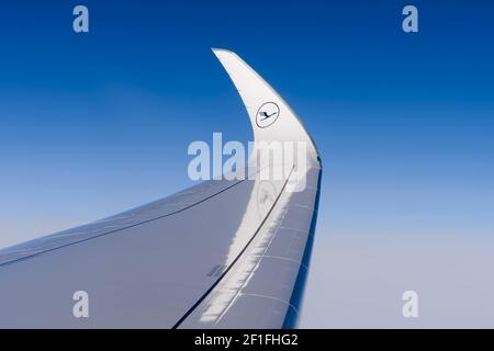 Il design ricurvo delle ali dell'ala Airbus A350, noto anche come sharklet. Wingtip di Lufthansa Airlines moderni aerei in volo. Foto Stock