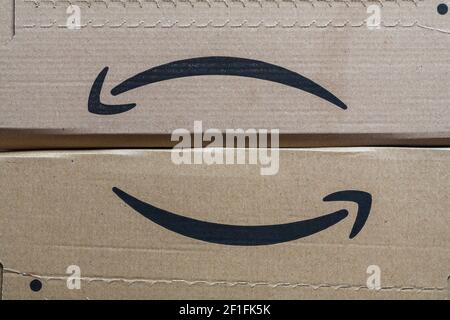 Pacchetti Amazon con logo attivo - sorriso con logo aziendale Amazon Foto Stock