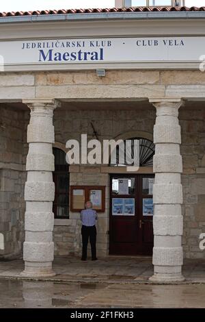 Rovigno, Croazia - 15 ottobre 2014: Ingresso al Club vela Mastreal vela a Marina di Rovigno, Croazia. Foto Stock