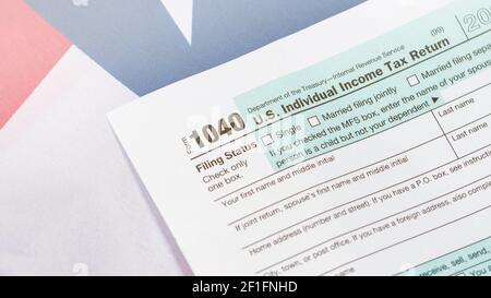 1040 modulo fiscale sulla bandiera americana Foto Stock