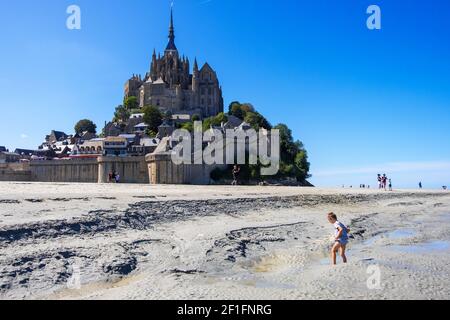 Mont Saint Michel, Francia - 29 agosto 2019: Abbazia di Mont Saint Michel. Vista del famoso Mont Saint-Michel in bassa Normandia, Francia Foto Stock