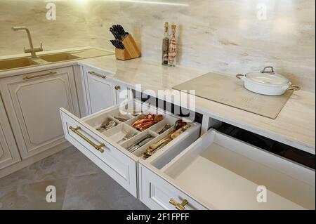 Cassetto estratto in cabinet di lusso beige e oro mobili da cucina classici Foto Stock