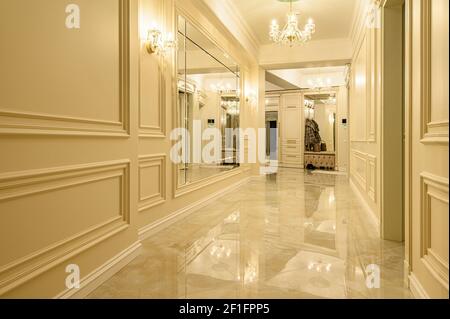 Moderno e lussuoso corridoio beige e dorato e ingresso Foto Stock