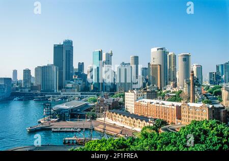 2000 Sydney Australia - Vista di Circular Quay e del CBD dal passaggio pedonale del Sydney Harbour Bridge. Hickson Road Reserve e Campbell's Cove, The Rocks, sono sotto. Il nuovo Sydney Cove Overseas Passenger Terminal è stato costruito appena oltre Campbell’s Cove. Circular Quay, Sydney, NSW, nuovo Galles del Sud, Australia Foto Stock