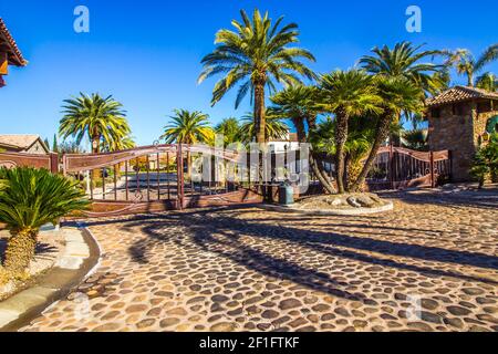 Ingresso ed uscita Metal Security Gates in suddivisione Foto Stock