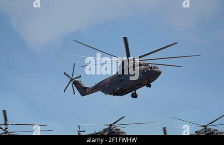 MIL mi-26 un elicottero pesante sovietico/russo che sorvola Mosca. Foto Stock