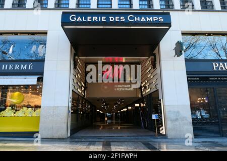 Parigi, Francia. Marzo 07. 2021. Ingresso al centro commerciale sugli Champs-Elysées. Foto Stock