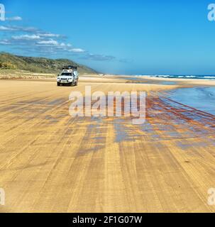 Vicino all'oceano la pista di sabbia delle automobili Foto Stock