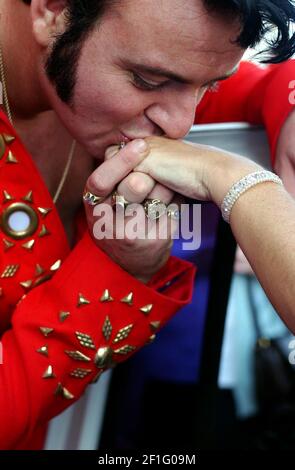 Elvis sosia Mark Leen, baciando la mano di Juliette Massey, a Blackpool per partecipare a un matrimonio in stile elvis il 25° anniversario dei Re della sua morte.16 Agosto 2002 foto Andy Paradise Foto Stock