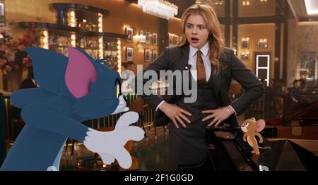 Tom & Jerry: The Movie (2021) diretto da Tim Story e interpretato da Chloë Grace Moretzin questo film ibrido CGI di azione dal vivo con i personaggi dei cartoni animati del gatto e del mouse molto amati. Foto Stock