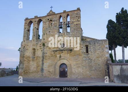 La chiesa romanica di Sant Esteve in Peratallada, Girona, Catalogna. Foto Stock