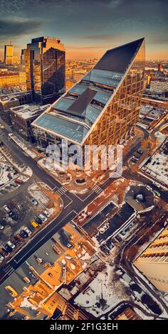 Splendida vista panoramica dello skyline del drone aereo della città di Varsavia Centro con grattacieli della città di Varsavia e CHMIELNA 89 CRISTALLO DI VARSAVIA - un bicchiere p Foto Stock
