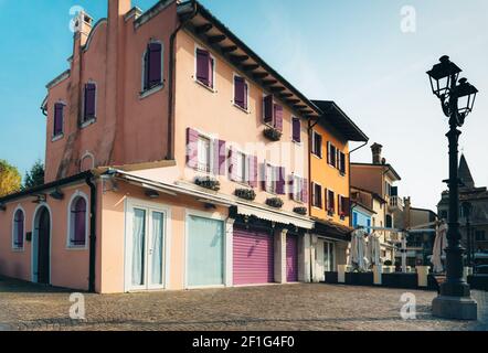 Distretto turistico della vecchia città provinciale di Caorle in Italia Foto Stock