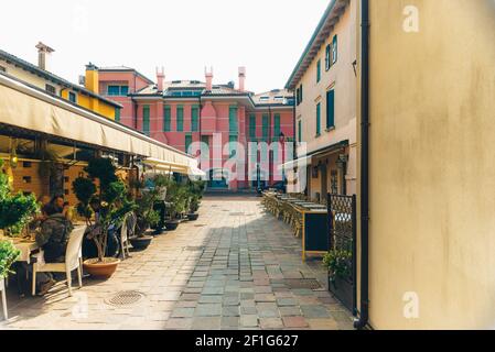 Distretto turistico della vecchia città provinciale di Caorle in Italia Foto Stock