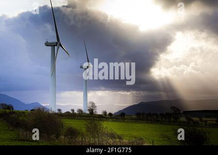 Turbine eoliche sul bordo del Lake District National Park - qui guardando verso Bassenthwaite Lake, Cumbria UK Foto Stock