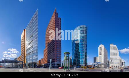 vista panoramica sulla potsdamer platz sotto un cielo blu, berlino Foto Stock