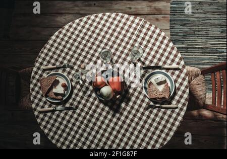 Vista dall'alto del cibo rustico, colazione a buffet panno da tavolo a scacchi in una vecchia casa di campagna tradizionale Foto Stock