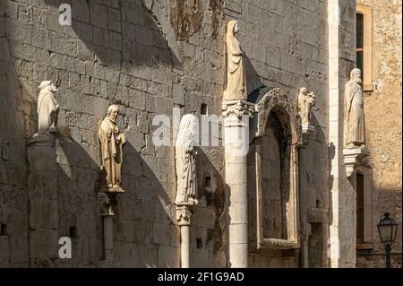 All'esterno della Collegiata di Santa Maria maggiore a Caramanico Terme sono esposte sculture di apostoli, pellegrini e cantanti. Abruzzo Foto Stock