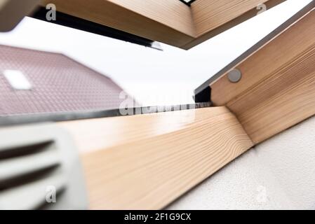 Aprire la finestra attico in legno Foto Stock